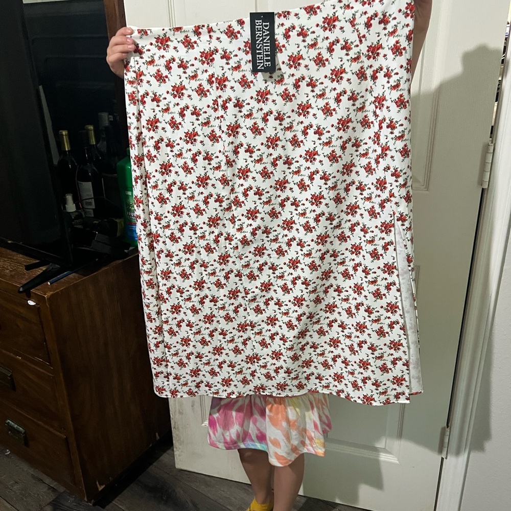NWT - XL Danelle Bernstein Red and white Floral Skirt